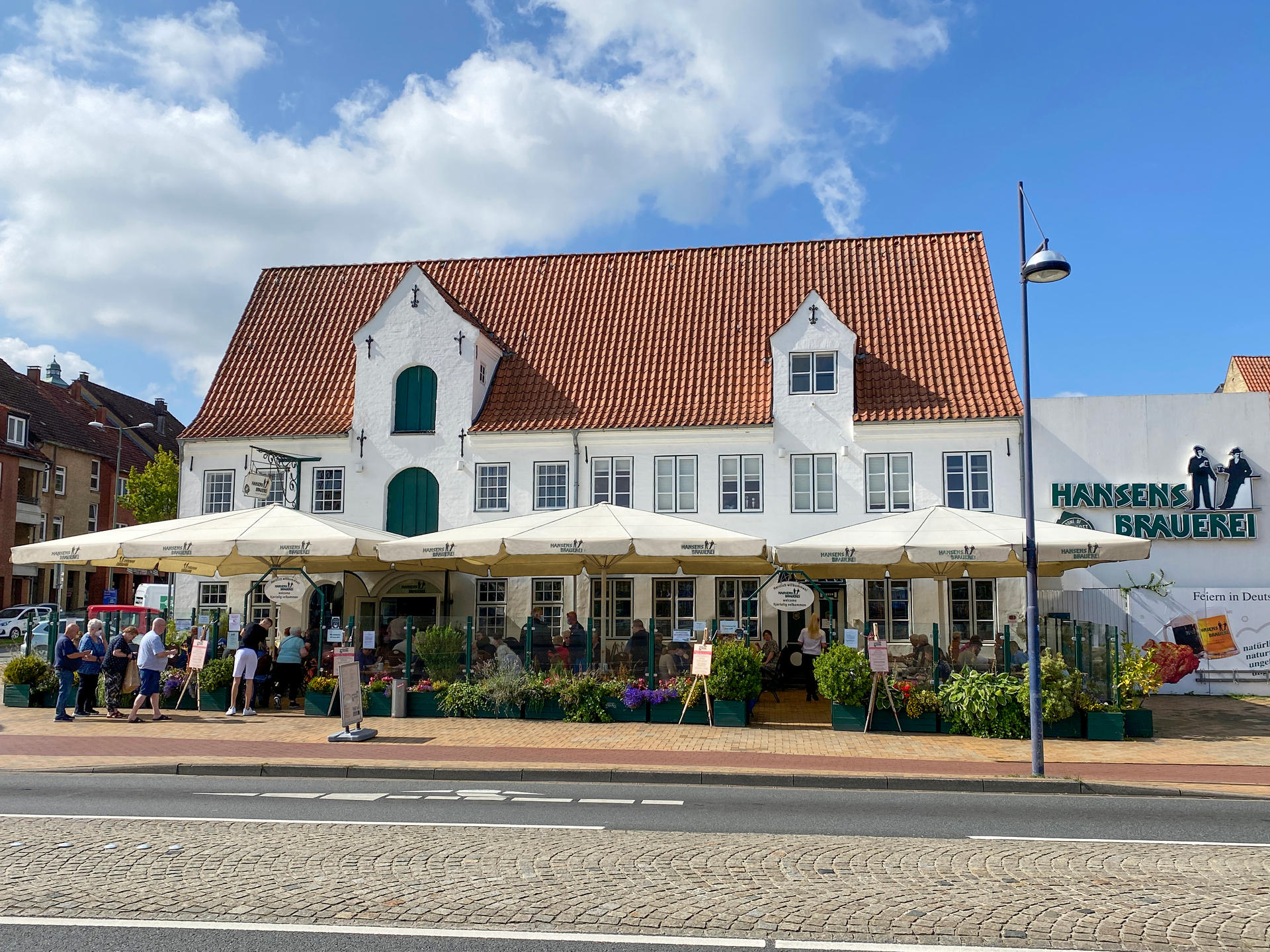 Terrasse mit weißen Sonnenschirmen